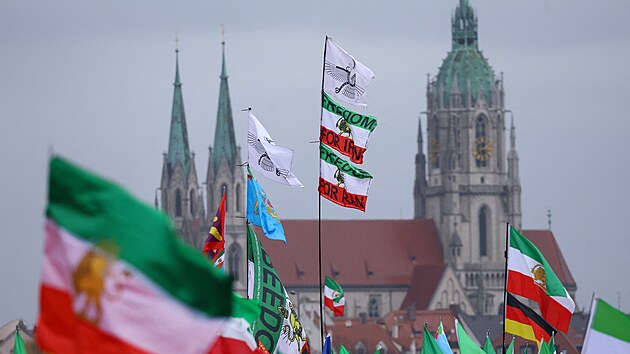 Lid� v n�meck�m Mnichov� protestuj� proti �r�nsk�mu re�imu. (14. �nora 2026)