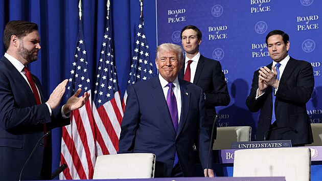 Americk� viceprezident J. D. Vance, prezident Donald Trump, jeho ze� Jared Kushner a ministr zahrani�� Marco Rubio (zleva, 19. �nora 2026)