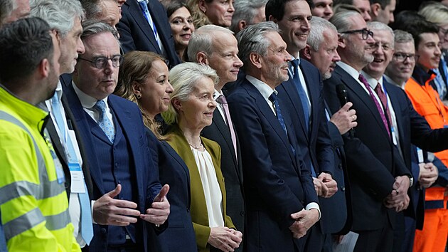 Summit evropsk�ho pr�myslu v Antverp�ch. Z��astnila se ho i ��fka Evropsk� komise Ursula von der Leyenov�. (v zelen�m saku, 11. �nora 2026)