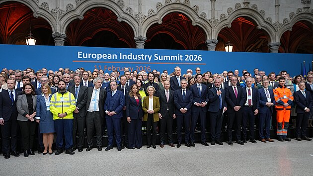 Summit evropsk�ho pr�myslu v Antverp�ch. Z��astnila se ho i ��fka Evropsk� komise Ursula von der Leyenov�. (v zelen�m saku, 11. �nora 2026)