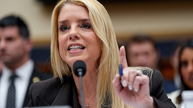 Americká ministryn� spravedlnosti Pam Bondiová �elila otázkám Kongresu v...