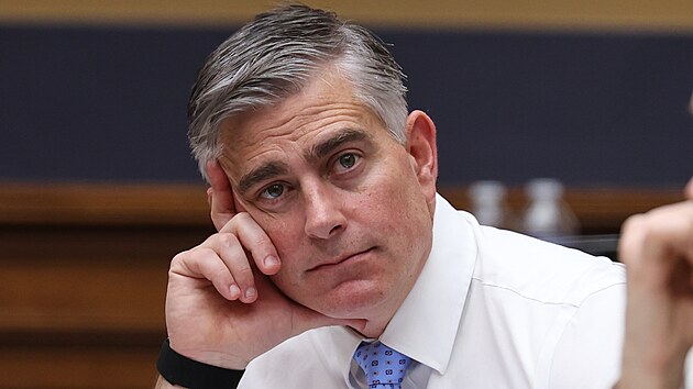 Americk� ministryn� spravedlnosti Pam Bondiov� �elila ot�zk�m Kongresu v souvislosti s kauzou spis� Jeffreyho Epsteina. Na sn�mku je republik�n Michael Baumgartner. (11. �nora 2026)