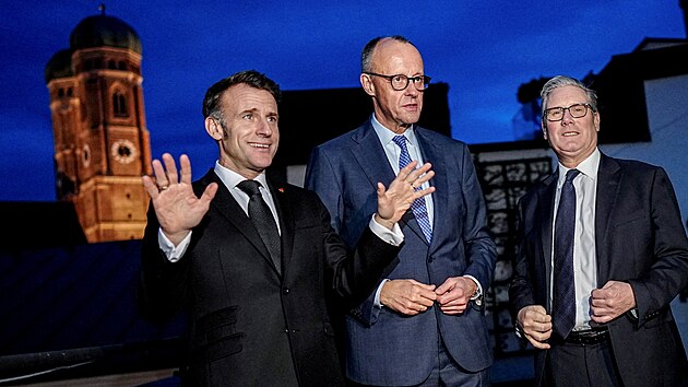 Francouzský prezident Emmanuel Macron, n�mecký kanclé� Friedrich Merz a britský...
