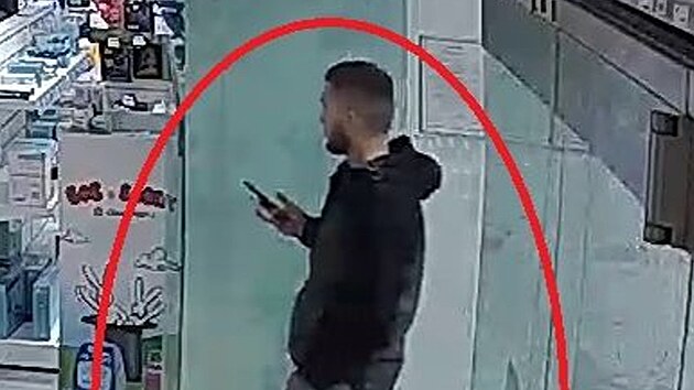 Objednan� mobil si v pra�sk�m obchodn�m centru vyzvedl nezn�m� mu�.