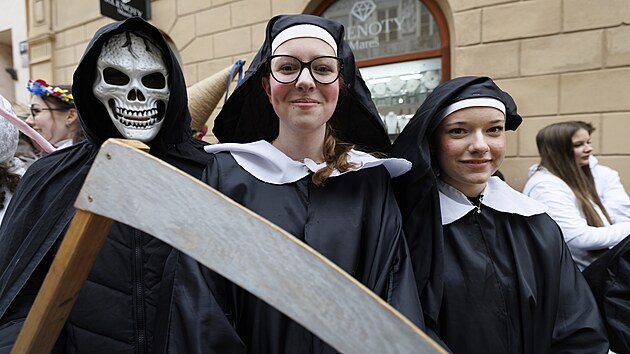 Masopustní pr�vod plný krojovaných ú�astník� i rozli�ných masek pro�el také...