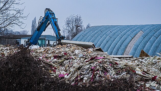 Z neleg�ln� skl�dky v brn�nsk�ch Horn�ch Her�pic�ch za�ala najat� firma odv�et zbyl�ch 280 tun neleg�ln�ho odpadu, kter� sem navezla n�meck� firma Roth International. (10. �nora 2026)