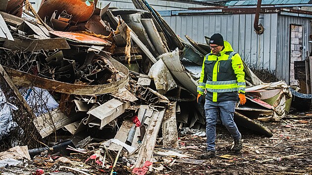 Z neleg�ln� skl�dky v brn�nsk�ch Horn�ch Her�pic�ch za�ala najat� firma odv�et zbyl�ch 280 tun neleg�ln�ho odpadu, kter� sem navezla n�meck� firma Roth International. (10. �nora 2026)