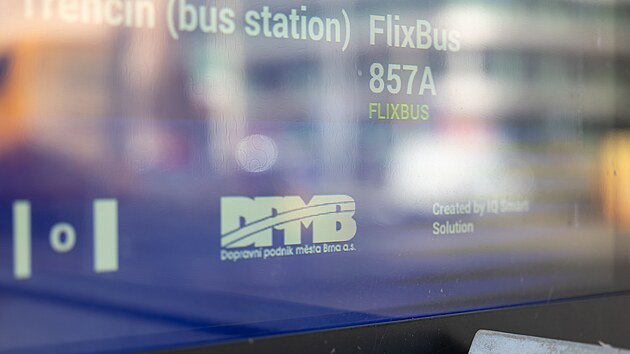 Jedin� informa�n� panel, kter� brn�nsk� dopravn� podnik provozuje, z�stal na autobusov�m n�dra�� u hotelu Grand. Slou�� k zobrazov�n� odjezd� autobus� v�etn� mezin�rodn�ch spoj�. (�nor 2026)