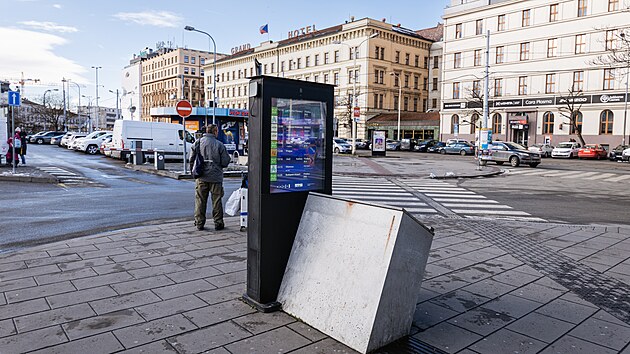 Jedin� informa�n� panel, kter� brn�nsk� dopravn� podnik provozuje, z�stal na autobusov�m n�dra�� u hotelu Grand. Slou�� k zobrazov�n� odjezd� autobus� v�etn� mezin�rodn�ch spoj�. (�nor 2026)