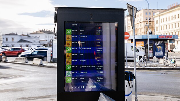 Jedin� informa�n� panel, kter� brn�nsk� dopravn� podnik provozuje, z�stal na autobusov�m n�dra�� u hotelu Grand. Slou�� k zobrazov�n� odjezd� autobus� v�etn� mezin�rodn�ch spoj�. (�nor 2026)