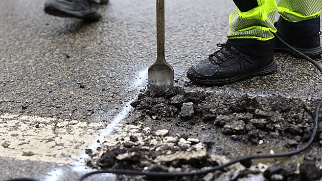 Cest��i pod hlavi�kou �editelstv� silnic a d�lnic vyu��vaj� k oprav� v�tluk� speci�ln� mikrovlnnou technologii, kter� slibuje del�� �ivotnost. (11. �nora 2026)