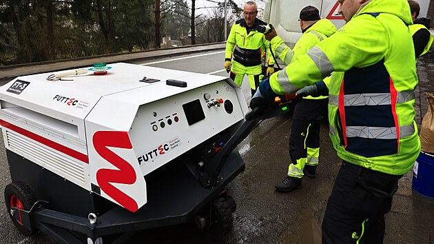 Cest��i pod hlavi�kou �editelstv� silnic a d�lnic vyu��vaj� k oprav� v�tluk� speci�ln� mikrovlnnou technologii, kter� slibuje del�� �ivotnost. (11. �nora 2026)