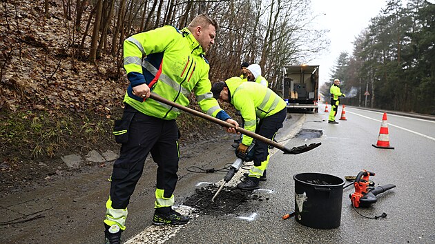 Cest��i pod hlavi�kou �editelstv� silnic a d�lnic vyu��vaj� k oprav� v�tluk� speci�ln� mikrovlnnou technologii, kter� slibuje del�� �ivotnost. (11. �nora 2026)