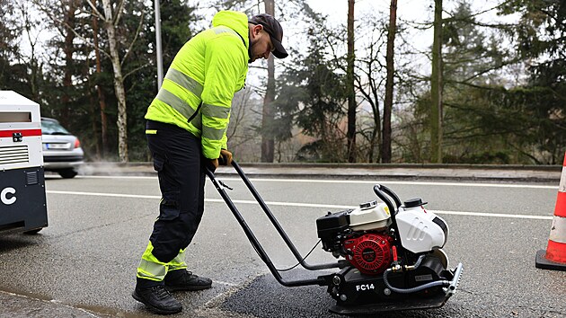 Cest��i pod hlavi�kou �editelstv� silnic a d�lnic vyu��vaj� k oprav� v�tluk� speci�ln� mikrovlnnou technologii, kter� slibuje del�� �ivotnost. (11. �nora 2026)