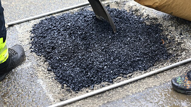 Cest��i pod hlavi�kou �editelstv� silnic a d�lnic vyu��vaj� k oprav� v�tluk� speci�ln� mikrovlnnou technologii, kter� slibuje del�� �ivotnost. (11. �nora 2026)