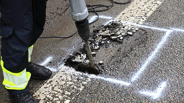 Cest��i pod hlavi�kou �editelstv� silnic a d�lnic vyu��vaj� k oprav� v�tluk� speci�ln� mikrovlnnou technologii, kter� slibuje del�� �ivotnost. (11. �nora 2026)
