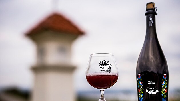 Jitka Il��kov� va�� ve sv�m pivovaru Wild Creatures na B�eclavsku lambik, tedy...