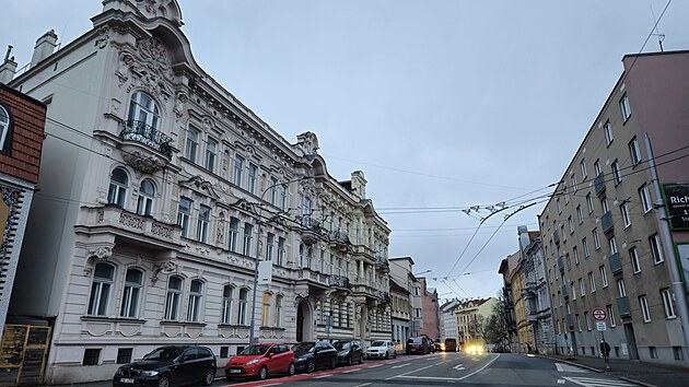 Firma, kter� chce stav�t mohutnou bytovku v ulici Hlinky (na sn�mku) pobl� brn�nsk�ho v�stavi�t�, usiluje o zm�nu �zemn�ho pl�nu. Ta by umo�nila vzty�it budovu do v�t�� v��ky, ne� je dosud povolen�.