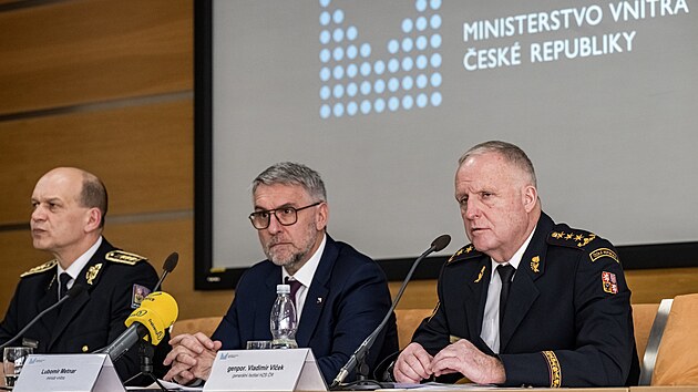 Gener�ln� �editel Hasi�sk�ho z�chrann�ho sboru Vladim�r Vl�ek (vpravo), policejn� prezident Martin Vondr�ek (vlevo) na tiskov� konferenci ministra vnitra Lubom�ra Metnara (uprost�ed) k priorit�m resortu (18. �nora 2026)