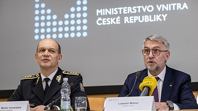 Ministr vnitra Lubom�r Metnar (ANO) vystoupil na tiskov� konferenci k priorit�m resortu. Vlevo je policejn� prezident Martin Vondr�ek. (18. �nora 2026)