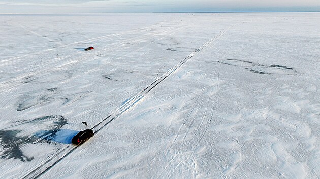 Estonsk� ostrovy Saaremaa a Hiiumaa propojila silnice po zamrzl�m mo�i. (6. �nora 2026)