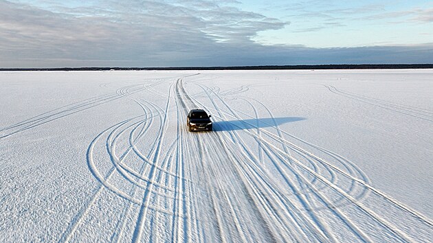 Estonsk� ostrovy Saaremaa a Hiiumaa propojila silnice po zamrzl�m mo�i. (6. �nora 2026)