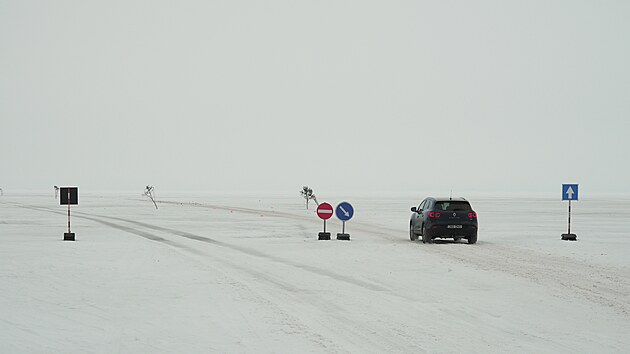 Auto jede po zamrzl�m pr�livu Soela v Baltsk�m mo�i pobl� estonsk�ho ostrova Hiiumaa. (10. �nora 2026)