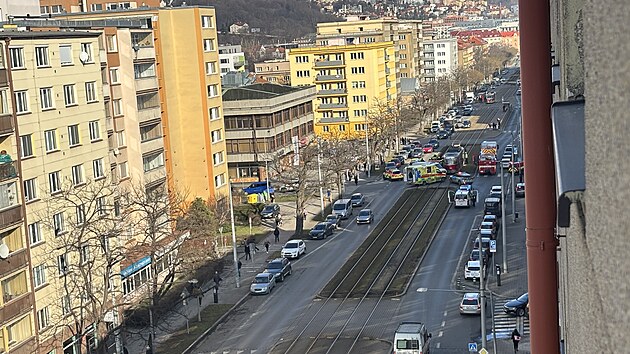 Policist� a z�chran��i zasahovali u p��padu hol�i�ky, kter� vb�hla pod tramvaj. Vy�et�en� na m�st� neodhalilo ��dn� v�n� zran�n�.(10. �nora 2026)