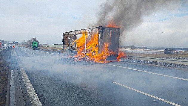 Požár návěsu s kartonem zastavil provoz na části D35. Hašení komplikoval vichr