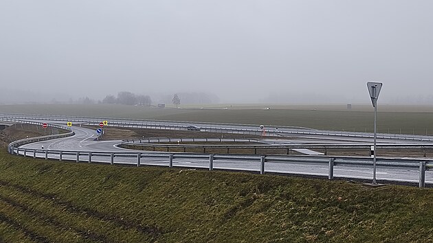 D�lni�n� odpo��vka by mohla vzniknout na pozemc�ch mezi d�lnic� D35 a silnic� I/35 u sjezdu na Svitavy. �editelstv� silnic a d�lnic lokalitu aktu�ln� prov��uje. (11. �nora 2026)