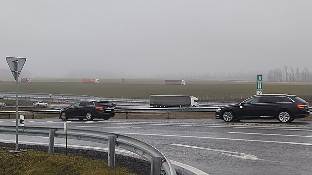 D�lni�n� odpo��vka by mohla vzniknout na pozemc�ch mezi d�lnic� D35 a silnic� I/35 u sjezdu na Svitavy. �editelstv� silnic a d�lnic lokalitu aktu�ln� prov��uje. (11. �nora 2026)