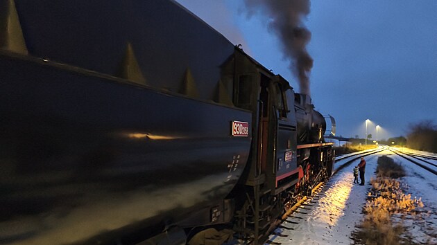 Mikul�sk� vlak s parn� lokomotivou p�ezd�vanou N�mka projel Malou Hanou. (29. listopadu 2025)