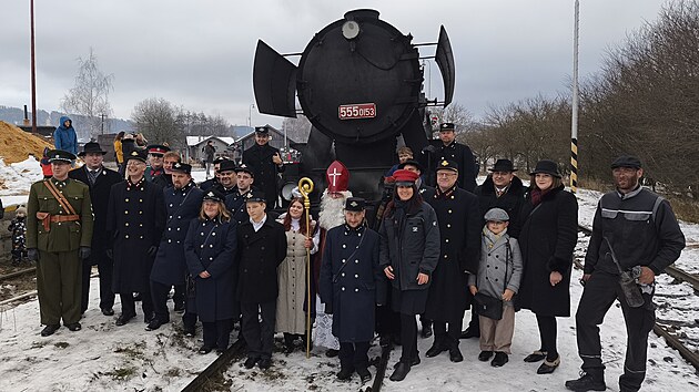 Mikul�sk� vlak s parn� lokomotivou p�ezd�vanou N�mka projel Malou Hanou. (29. listopadu 2025)