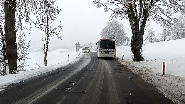 Silnice z Jedlov� p�es Bystr� a� na hranici kraje zat�m z�st�v� rozbit�. (3. �nora 2026)