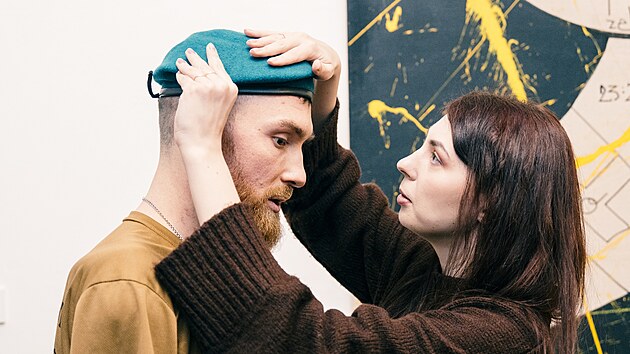 Artem, ukrajinsk� voj�k n�mo�n� p�choty, p�i�el po z�sahu minometn�m gran�tem o ob� ruce. Te� se u�� znovu ��t. (17. �nora 2026)