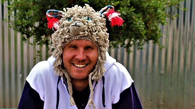 Pr�vodce Michal ��slavka v typick� peru�nsk� �epici z vlny alpacy