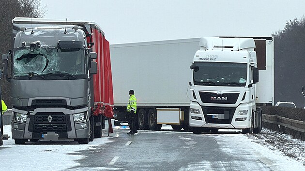 Hromadn� nehoda uzav�ela d�lnici D8 sm�rem na �st� nad Labem. (16. �nora 2026)