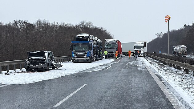 Hromadn� nehoda uzav�ela d�lnici D8 sm�rem na �st� nad Labem. (16. �nora 2026)