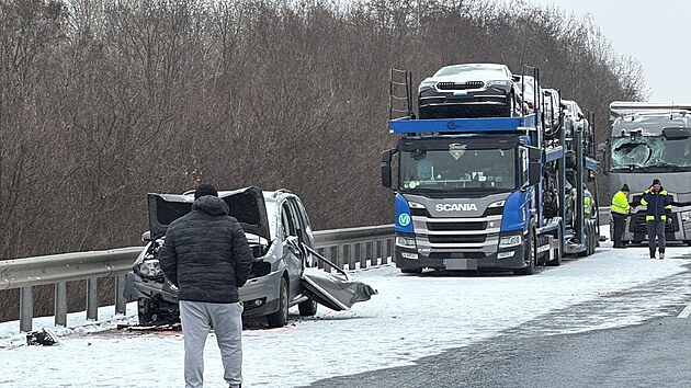 Hromadn� nehoda uzav�ela d�lnici D8 sm�rem na �st� nad Labem. (16. �nora 2026)