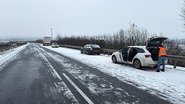 Hromadn� nehoda uzav�ela d�lnici D8 sm�rem na �st� nad Labem. (16. �nora 2026)