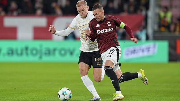Spar�anský kapitán Luká� Haraslín a hradecký Mick van Buren v utkání 22. kola...