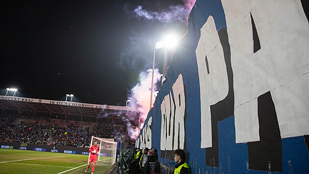 Olomouck� brank�� Jan Koutn� v utk�n� play off Konferen�n� ligy.