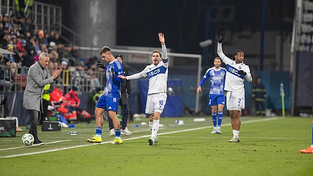 Olomouck� �to�n�k Anton�n R�sek kontroluje m�� do autu v utk�n� play off...