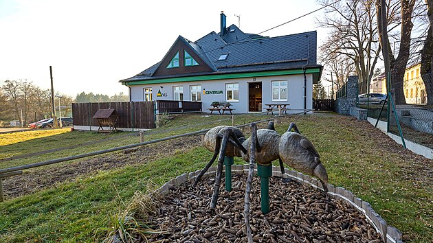 Informa�n� st�edisko v Obecnici se nach�z� ve zrekonstruovan� historick� d�evostavb�, kterou obklopuje zahrada s hern�mi prvky pro d�ti.