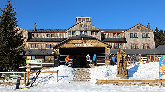Kol�nsk� bouda vypad� jako mal� z�me�ek. Je star� sto let a jm�no m� kupodivu...