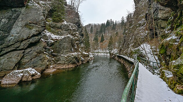 Hned u vstupu do �dol� Jizery naraz�te na kolmou sk�lu, kterou stezka p�ekon�v� po 77 metr� dlouh� visut� l�vce.
