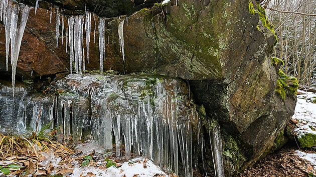 Sk�ly zdob� des�tky vis�c�ch rampouch�.