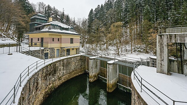 J�mac� jez, kde z�Jizery odbo�uje n�hon veden� p�es kilometr dlouhou ra�enou �tolou k hydroelektr�rn� v�Podsp�lov�.