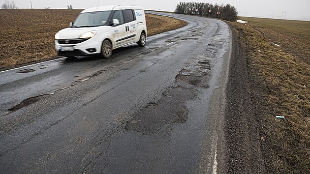 Silnice pln� v�tluk� nedaleko Ostrova�ic na Brn�nsku u d�lnice D1. (�nor 2026)