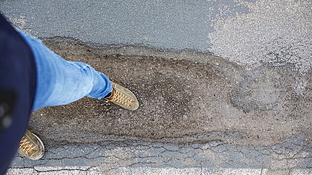 Silnice pln� v�tluk� nedaleko Ostrova�ic na Brn�nsku u d�lnice D1. (�nor 2026)